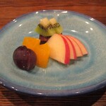 旬彩 天ぷら 心来(しんら） - デザート：林檎のスライスとオレンジと巨峰に、ショコラのケーキにキウィが飾られています。