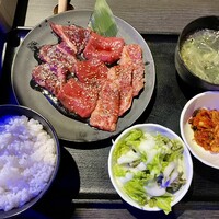 食べ飲み放題 焼肉ダイニングちからや 名駅店 - 牛ミックス定食（100g 1280円）