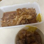 マルフク - 豚足の煮込290円、牛スジ煮込み290円