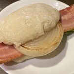 バゲットラビット 自由が丘店 - ベーコンとオニオン チャバタサンド