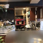 da shima - カウンターからの眺め（奥が厨房、ガス釜ですが美味しいピザでした！）