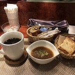 da shima - ランチセットマルゲリータ（自家製パン、本日のシフォンケーキ、ドリンク）：１６００円のフォカッチャ、コーヒー（オニオンスープはプレオープンのサービス？）