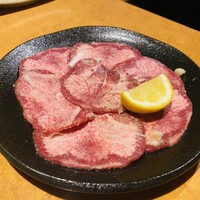 ホルモン焼肉 富や 栄店 - 塩タン