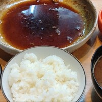 割烹 川田 - あさりの味噌汁、ご飯、かんぱちの煮付の汁