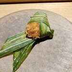 KHAO - 車海老、バンダンリーフ、パクチーの根、梨、ココナッツ