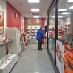 信州りんご菓子工房 BENI-BENI - 細長い店内