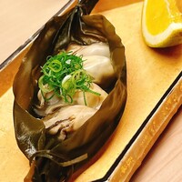 割烹 白鷹 - 昆布船の蒸し牡蠣。昆布も刻んでいただきます
