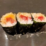 鮨処 しし - マグロの剥身と塩水ウニとべったら漬の巻物