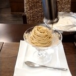 和栗や 谷中店 - 追いモンブラン。その場で絞ってくれます！