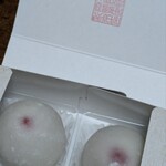 彩京 - 料理写真:過去に食べたものの中で一番餡の量が少なくいちご感が強いです　いちご好きなは人にオススメです