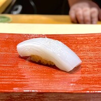 蔵六雄山 - ⚫︎すみイカ‥厚切りでボリュームがあった。しっかりした身で、一部は歯応えがあり、個人的に好きなとろける食感ではなかった。