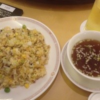 赤坂 四川飯店 - 五目炒飯とオールドスープ。