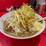 ラーメン二郎 - 二郎納め。小麺半分｡豚マシ。ﾈｷﾞﾄｯﾋﾟﾝｸﾞ｡ﾆﾝﾆｸ少し脂ﾏｼﾏｼ｡