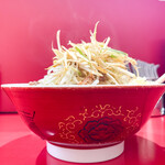 ラーメン二郎 - 小麺半分｡ﾈｷﾞﾄｯﾋﾟﾝｸﾞ｡ﾆﾝﾆｸ少し脂ﾏｼﾏｼ｡