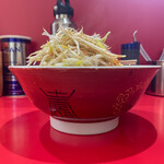 ラーメン二郎 - 小麺半分｡ﾈｷﾞﾄｯﾋﾟﾝｸﾞ｡ﾆﾝﾆｸ少し脂ﾏｼﾏｼ｡