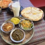 デュセニ村８ - 【スペシャルセット】
・カレー シーフードほうれん草（辛さ：普通）
・カレー キーマエッグ（辛さ：普通）
・カボチャチーズナン
・ライス
・サラダ
・ラッシー