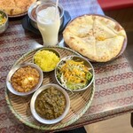 デュセニ村８ - 【スペシャルセット】
・カレー シーフードほうれん草（辛さ：普通）
・カレー キーマエッグ（辛さ：普通）
・カボチャチーズナン
・ライス
・サラダ
・ラッシー