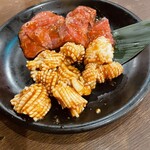 池袋酒場 情熱ホルモン - 手前ウルテ　奥フワフワ