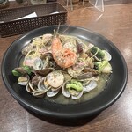 pasta家 - エビとブロッコリーのアーリオオーリオ ¥1,450
      トッピングあさり ¥600
      トッピングベーコン ¥300