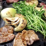 萬里 - 生ラム ＆ 玉ねぎ ＆ 豆苗（焼肉中）