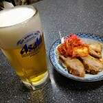 チャイナ DRAGON - チャーシュー４切れだった。けど連れに1枚プレゼントして３枚（笑）チャーシューにキムチに紅生姜です。ビールとチャーシューで１０００円でお釣りが来ます。