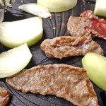 萬里 - ジンギスカン ＆ 玉ねぎ（焼肉中）