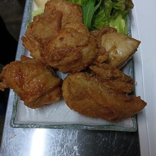 当店自慢の唐揚げと、にじ色クリーム。こだわりのおつまみが充実