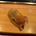 竹鮨 - 北寄貝　炙り塩が振ってます