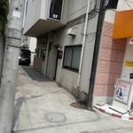 ケーシーズ キッチン - 駐車場出口(狭い)