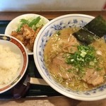 三宝亭 - ランパスメニュー「こだわりの塩ラーメンセット」。これ美味しい〜！ボリュームもしっかり！ランパス当たりはここにもあったのね♡