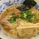 三宝亭 - 塩ラーメンはオーストラリアとモンゴルの天然塩をブレンド。円やかだけど、魚介出汁の味わい深さと脂の適度なコクが。専門店のラーメンにはさすがに劣るけど、中華料理店が提供するラーメンとしてはかなり優秀な部類に入るかと！