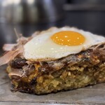 たぴおか食堂 - 高さのある断面も美しい！
      ソースと
      やみつきお出汁のフカフカ生地
      小麦の香りがこれまたナイスな「モダン焼き」！！