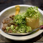 たぴおか食堂 - 鍋にそそり立つお出汁しみしみの大根と
      その周りを取囲むお店の顔「スジコン」がたっぷり
      
      ( ※ 1人なので少な目にしてもらいましたがこのボリューム)