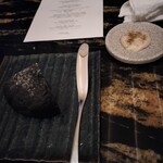 278390766 - パン黒いのとバター