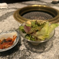 肉の匠 将泰庵  船橋本店 - 前菜盛り合わせと一緒にきた、サラダ