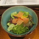 旬彩 天ぷら 心来(しんら） - ◎ サラダ：心来オリジナルドレッシングの 定番サラダです。 玉子の卵白を蒸してから丁寧に裏漉しして、ねり胡麻、酢、塩 etc．を加えて作られたドレッシングの さっぱりしたお味が、天ぷらの油分を 口の中から消し去ってくれます。 口やすめにぴったりの一品です。