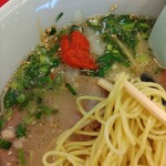 山岡家 - 豆板醤とニンニク投下