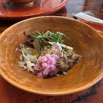 草喰 なかひがし - 【お造り】地下水で3ヶ月泳がせた鯉　鯉の湯引き皮　鯉の鱗素揚げ　鯉の煮凝り　自然薯　辛味大根　イワナの卵　野蒜　わさび菜などいろいろな鯉の部位と野菜を混ぜて醤油をかけていただきます。五味を味わう一皿。