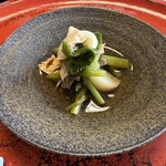 草喰 なかひがし - 【焚き合わせ】小蕪　乾燥湯葉　鮭節　鮭の出汁（説明は無かったのですが、朴葉焼きの鮭のアラからとった出汁だと思います。）