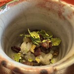 草喰 なかひがし - むかご　猪のベーコン　乾燥させた大根の葉　猪の好物のむかごや大根の葉を猪のベーコンの滋味深い脂でまとめたおこわ、器で凍えた手を温め、食事で身体を温めます。