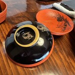 草喰 なかひがし - お椀の蓋を繋げると船頭さんが船を引く様子が現れます。