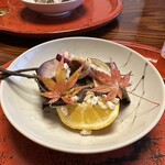 草喰 なかひがし - 【焼物】北海道新巻鮭酒粕漬けの朴葉焼き　紅くるみ　紅はるか　日野菜　栗と酒粕を練った団子　ポップライス　完熟酢橘