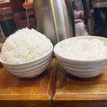 丸一 - ご飯普通盛りと大盛りの対比