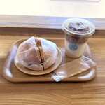 ラッキー ベーグル - くるみのベーグル(ナッツ＆ハニークリームチーズ)＆ソイラテ