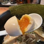 麺や 幸村 - 絶妙な半熟具合。好きだわ〜