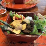 草喰 なかひがし - ❶サザンカの花にみたてたクワイチップ、栗きんとん❷丹波の黒豆１時間煎り❸鰹のハランボ炭火焼き仕上げに抹茶をかけて❹燻製鹿肉炭火炙りを林檎で挟んで❻柚子釜❼氷餅をかけたブロッコリー&カリフラワー