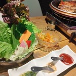 サムギョプサルと韓国料理 TUTUMU38 - サムギョプサルセット。普通包むためのお野菜って少なめなんだけど、ここのは逆に多過ぎるくらい！