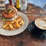 バーガーマニア - ヴィンテージの什器類や内装もとても良い雰囲気。