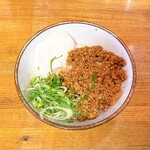 中華そば 秋山  - 肉味噌そぼろごはん温玉乗せ