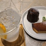 and Bar-and Cafe - 卡奴雷與法式小蛋糕套餐(含稅1,210日圓)
                      ①卡奴雷 ②法式小蛋糕 ③鮮奶油
                      酒品①櫻尾 HIROSHIMA 柑橘琴通(含稅1,430日圓)
